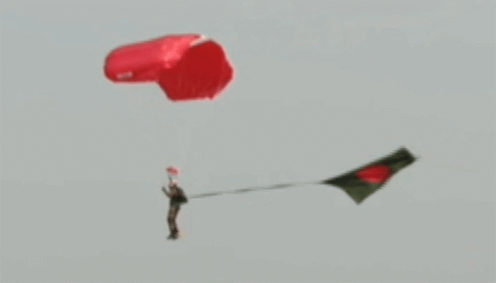 বিজয় দিবসে পতাকা হাতে প্যারাস্যুটিংয়ে বাংলাদেশের বিশ্ব রেকর্ড