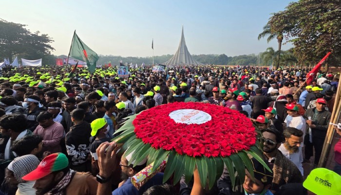 জাতীয় স্মৃতিসৌধে মানুষের ঢল, বীর শহীদদের প্রতি শ্রদ্ধা