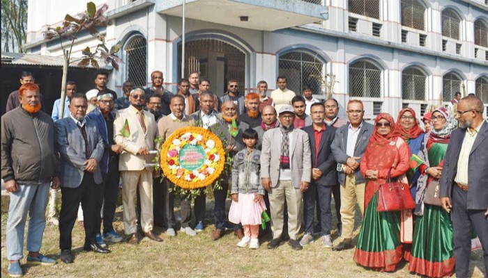 মহান বিজয় দিবসে বগুড়ার গাবতলীতে বীর শহীদদের প্রতি শ্রদ্ধা ও পুস্পস্তবক অর্পণ