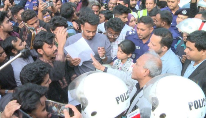 নারায়ণগঞ্জে স্বরাষ্ট্র উপদেষ্টার গাড়ি আটকে দিল ছাত্র-জনতা