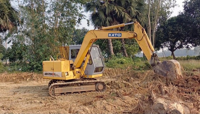 পুকুর খননে বাধা দেওয়ায় ভেকুর নিচে ফেলে যুবককে হত্যা