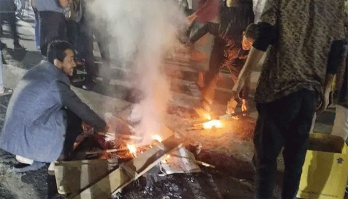 শাহবাগে বিক্ষোভ, যান চলাচল বন্ধ