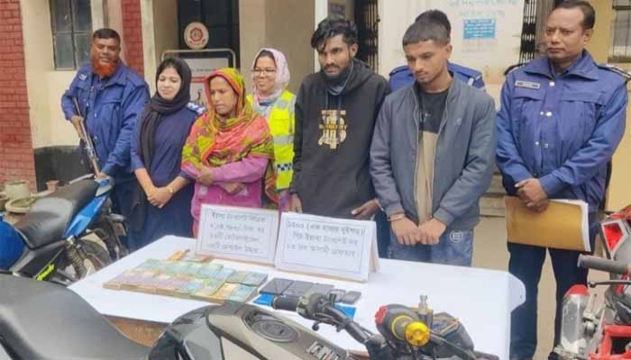 মা-ছেলেসহ ৩ মাদক ব্যবসায়ী আটক, ১২০০ পিস ইয়াবা উদ্ধার