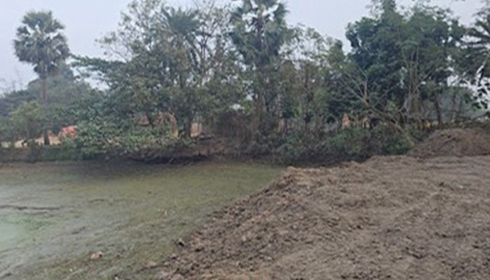সাঁওতাল পল্লীর পুকুর রাতের আঁধারে হচ্ছে ভরাট