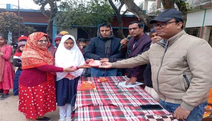 বই উপহার দিয়ে ভালো মানুষ হওয়ার আহবান
