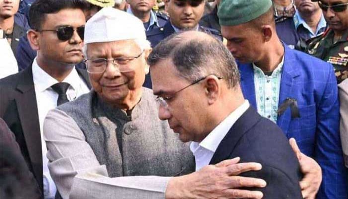 তারেক রহমানকে জড়িয়ে ধরে সান্ত্বনা প্রধান উপদেষ্টার