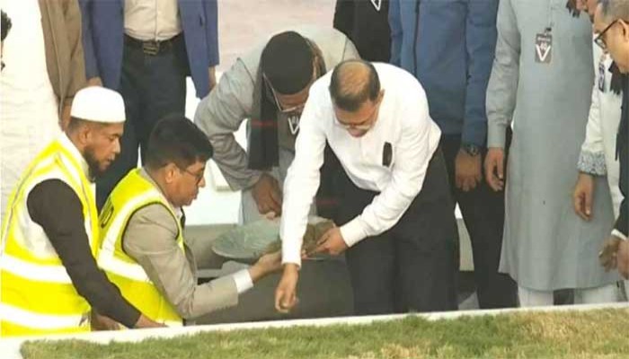 নিজ হাতে মাকে শায়িত করলেন তারেক রহমান