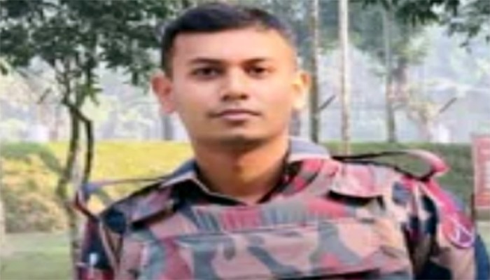 ফুলবাড়ী সীমান্তে বিজিবি সদস্যের নিজ রাইফেলের গুলিতে নিহত