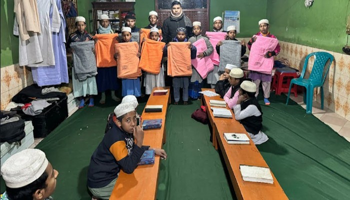 শীতের রাতে কম্বল নিয়ে অসহায় মানুষের পাশে পুঠিয়ার ইউএনও