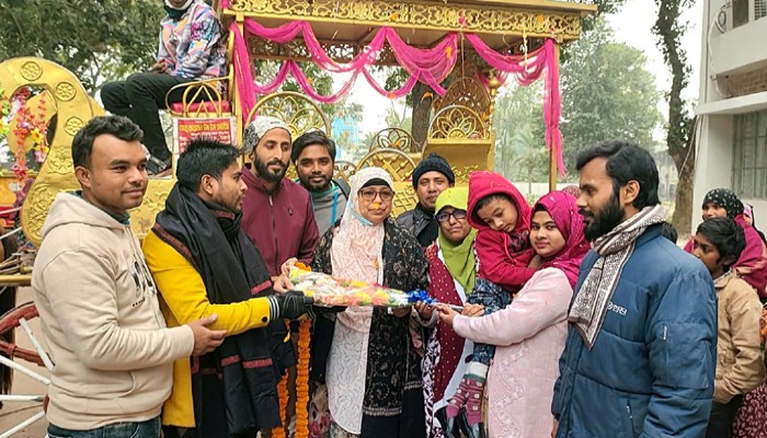ত্রিশালে ঘোড়ার গাড়িতে চড়িয়ে নার্সের রাজকীয় বিদায়