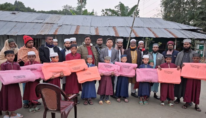 নায়াখালীতে উপজেলা প্রশাসনের উদ্যোগে কম্বল বিতরণ