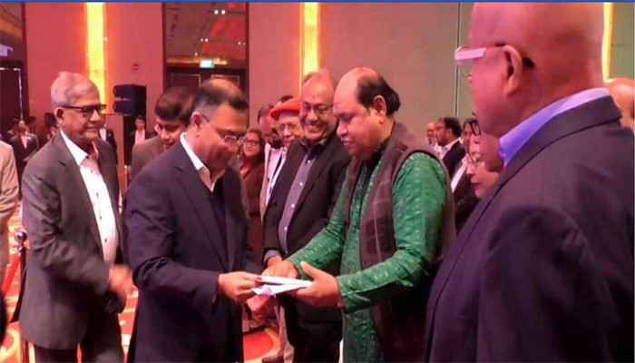 সাংবাদিকদের সঙ্গে তারেক রহমানের শুভেচ্ছা বিনিময়