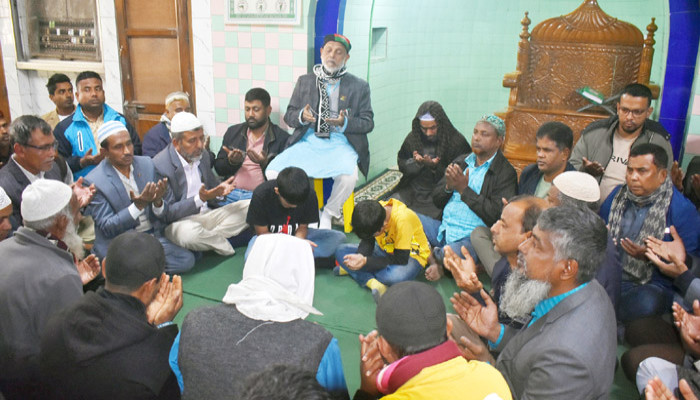 বেগম খালেদা জিয়ার রুহের মাগফিরাত কামনায় মহাস্থান মাজার জামে মসজিদে দোয়া মাহফিল