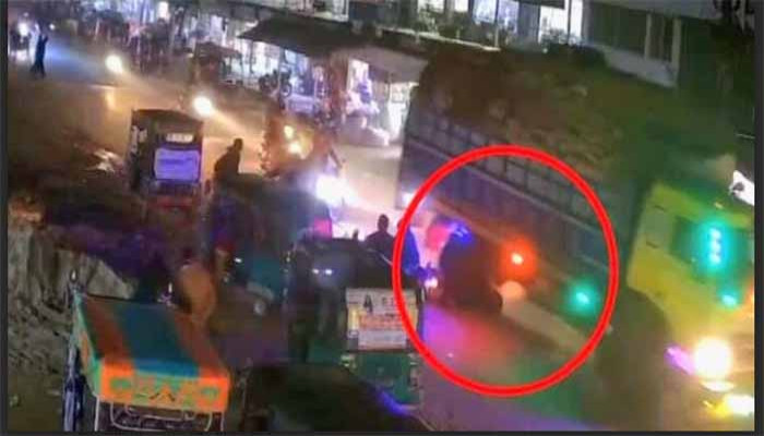 পত্নীতলায় ট্রাকচাপায় প্রাণ গেলো মা-মেয়ের