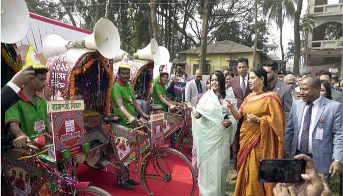 হ্যাঁ ভোট দেওয়ার আহ্বান জানিয়ে ‘ভোটের রিকশা’র উদ্বোধন করলেন তথ্য উপদেষ্টা