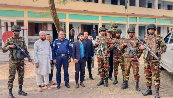 মান্দায় নির্বাচনী আচরণবিধি মানতে প্রশাসনের  টহল