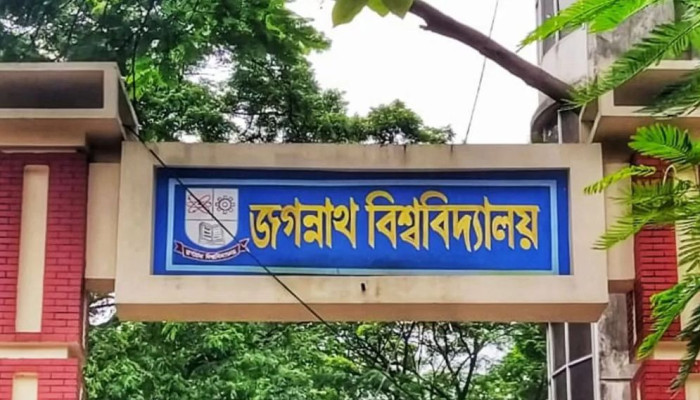 জবির খেলার মাঠে দফায় দফায় সংঘর্ষ, সহকারী প্রক্টরসহ আহত ৩০