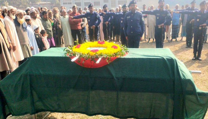 পত্নীতলায় বীর মুক্তিযোদ্ধার রাষ্ট্রীয় মর্যাদায় দাফন সম্পন্ন