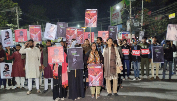 পুলিশি গুলির অভিযোগ: রাজশাহীতে শিক্ষার্থীদের বিক্ষোভ, আরএমপি অভিমুখে মিছিল