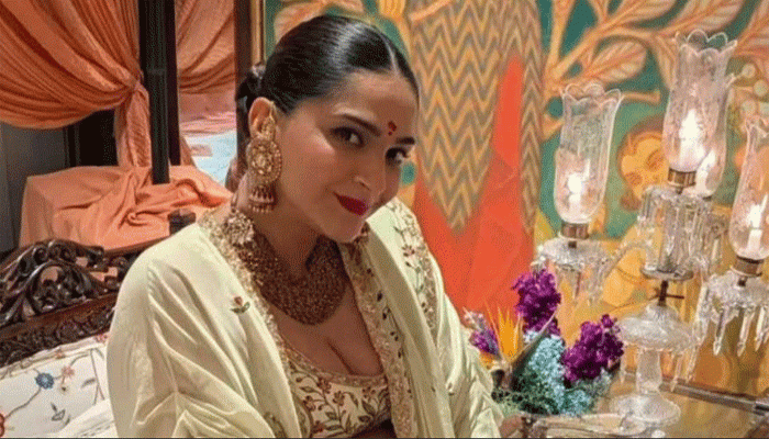 অনাবৃত স্ফীতোদর, সোনার গয়নার সাজে অন্যরকম সোনম!
