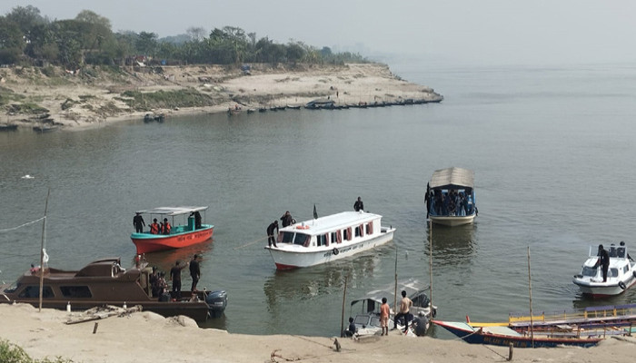 রাজশাহী নগরীর পদ্মায় বিজিবির বিশেষ স্পিডবোট মহড়া