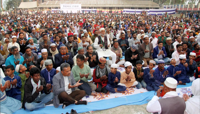 বেগম খালেদা জিয়ায় আত্মার মাগফেরাত কামনায় বিশেষ দোয়া মাহফিলে বাগবাড়ীতে মানুষের ঢল