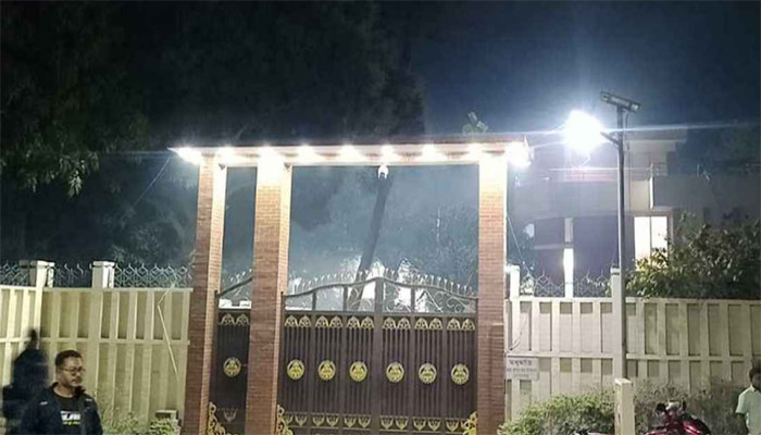 ডিসির বাসভবনের সামনে ককটেল হামলা