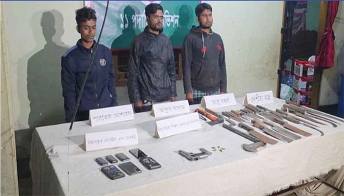 বগুড়ার নন্দীগ্রামে সেনাবাহিনীর অভিযানে আগ্নেয়াস্ত্রসহ তিন সন্ত্রাসী গ্রেপ্তার