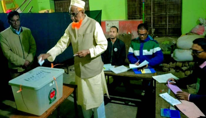 জাতীয় সংসদ নির্বাচন ও গণভোট ভোট দিলেন বিএনপি ও জামায়াতের প্রার্থী