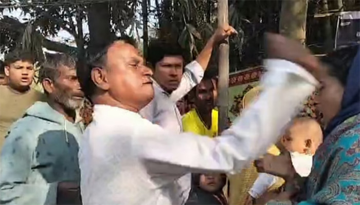 রাজশাহী-৩ (পবা–মোহনপুর) আসনের স্বতন্ত্র প্রার্থী হাবিবা বেগমকে ভোটকেন্দ্রের সামনে চড় থাপ্পড়