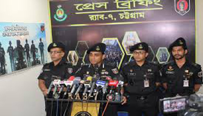 চট্টগ্রামে র‍্যাবের অভিযানে দুই বিদেশি পিস্তল ও ৫৬ রাউন্ড গুলিসহ দুইজন গ্রেপ্তার