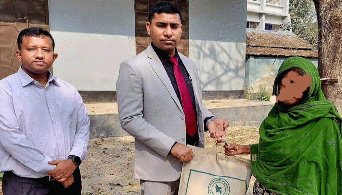 ৪০টি অসহায় পরিবারের পাশে পুঠিয়ার মানবিক ইউএনও