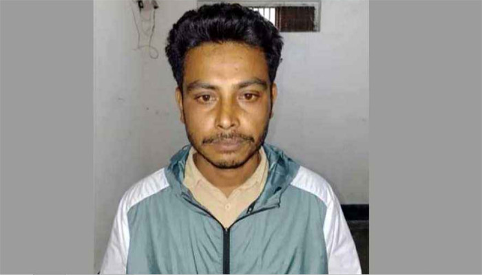 বাস থেকে চাঁদা আদায়ের অভিযোগে যুবক আটক