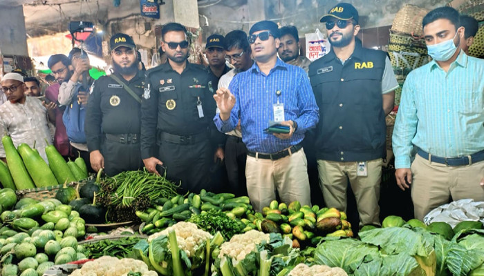 ফেনীতে র‌্যাব-৭ ও ভোক্তা অধিদপ্তরের যৌথ অভিযানে ৪ প্রতিষ্ঠানকে ১৪ হাজার টাকা জরিমানা