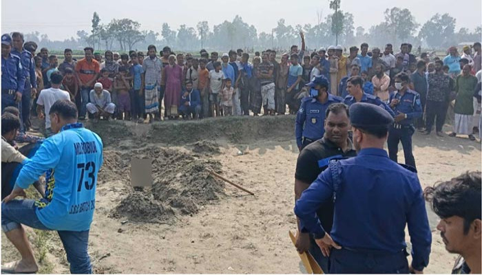 রক্ত আর জুতা দেখার পর মাটি চাপা অবস্থায় পাওয়া গেল নিখোঁজ ব্যক্তির মরদেহ