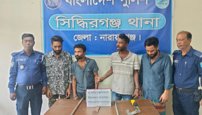 অস্ত্রসহ ডাকাত দলের ৪ সদস্য গ্রেপ্তার