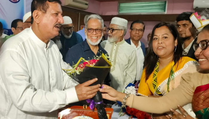 ভূমি মন্ত্রীকে ফুলেল শুভেচ্ছা জানালেন আরিস্ট্রোকেট বিউটি পার্লালের পরিচালক হৈমন্তী হিমু