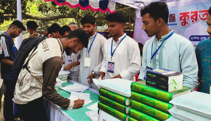 রাবিতে মুসলিম-অমুসলিম শিক্ষার্থীদের মাঝে কুরআন বিতরণ