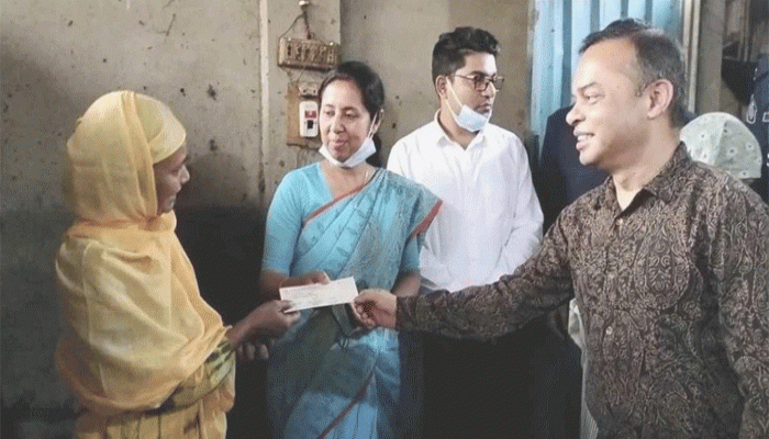 আসমার ভাঙা গোয়ালঘরে আশার আলো জ্বাললেন- ঠাকুরগাঁও জেলা প্রশাসক ইশরাত জাহান