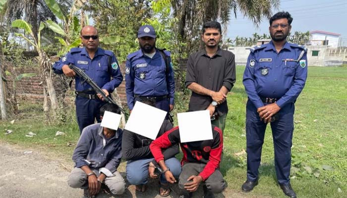 পুঠিয়ায় মাদকবিরোধী অভিযানে আটক ৩