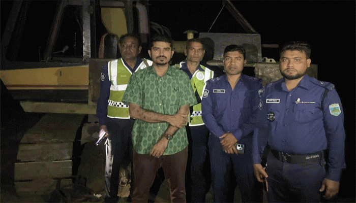 অবৈধভাবে ফসলি জমির মাটি কাটায় এক্সেভেটর নিস্ক্রীয়