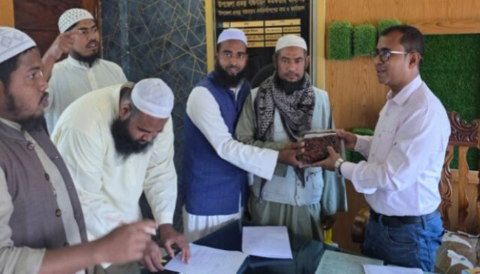 নিয়ামতপুরে সরকারি বরাদ্দের খেজুর বিতরণ