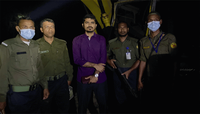 পুঠিয়ায় গভীর রাতে ভ্রাম্যমান অভিযান