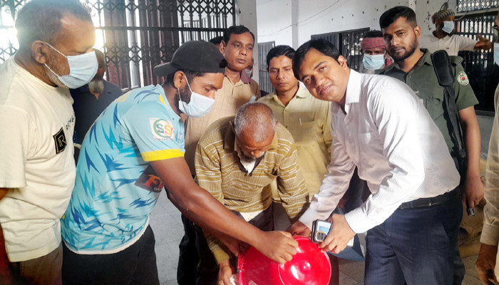 লালপুরে ভিজিএফের চাল বিতরণ