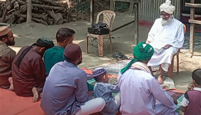 চাঁদপুরে মাইকে ঘোষণা দিয়ে উদযাপন করা হচ্ছে ঈদ