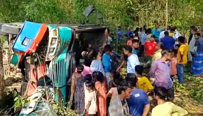 পঞ্চগড়ে বাস উল্টে আহত কয়েকজন, বড় ধরনের হতাহতের খবর নেই