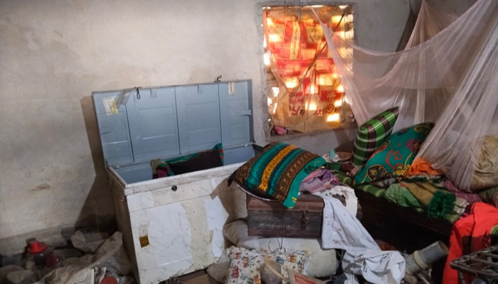 লুটপাট ও মিথ্যা মামলার অভিযোগে বাড়িঘর ছাড়া চকবিষ্ণুপুর গ্রামের একটি অসহায় পরিবার