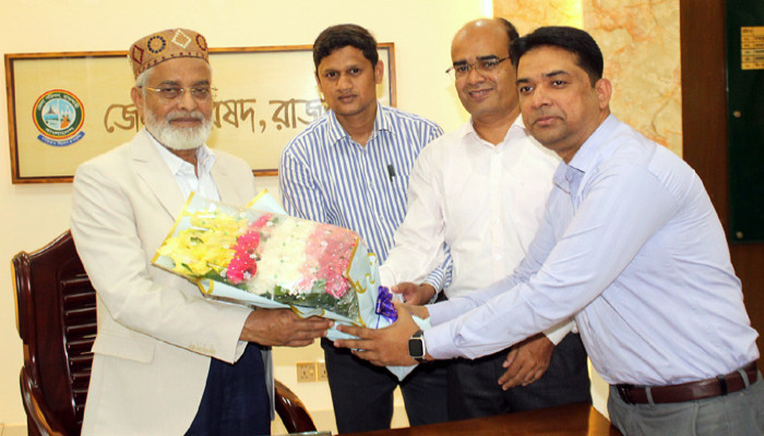 রাজশাহী জেলা পরিষদের নবনিযুক্ত প্রশাসককে রূপালী ব্যাংকের ফুলেল শুভেচ্ছা