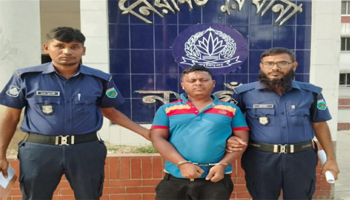 নিয়ামতপুরে ফিলিং স্টেশনে তেল নিতে গিয়ে পুলিশ সদস্যকে মারধর, গ্রেপ্তার ১