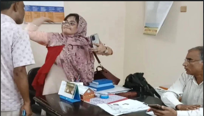 রাজশাহীতে শিক্ষকের হাতে বিএনপির একাধিক নেতা লাঞ্ছিত